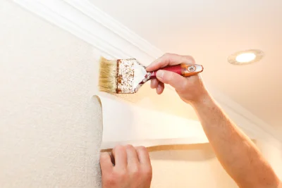 Pose de papier peint à Plestan — revêtements muraux et toiles de verre